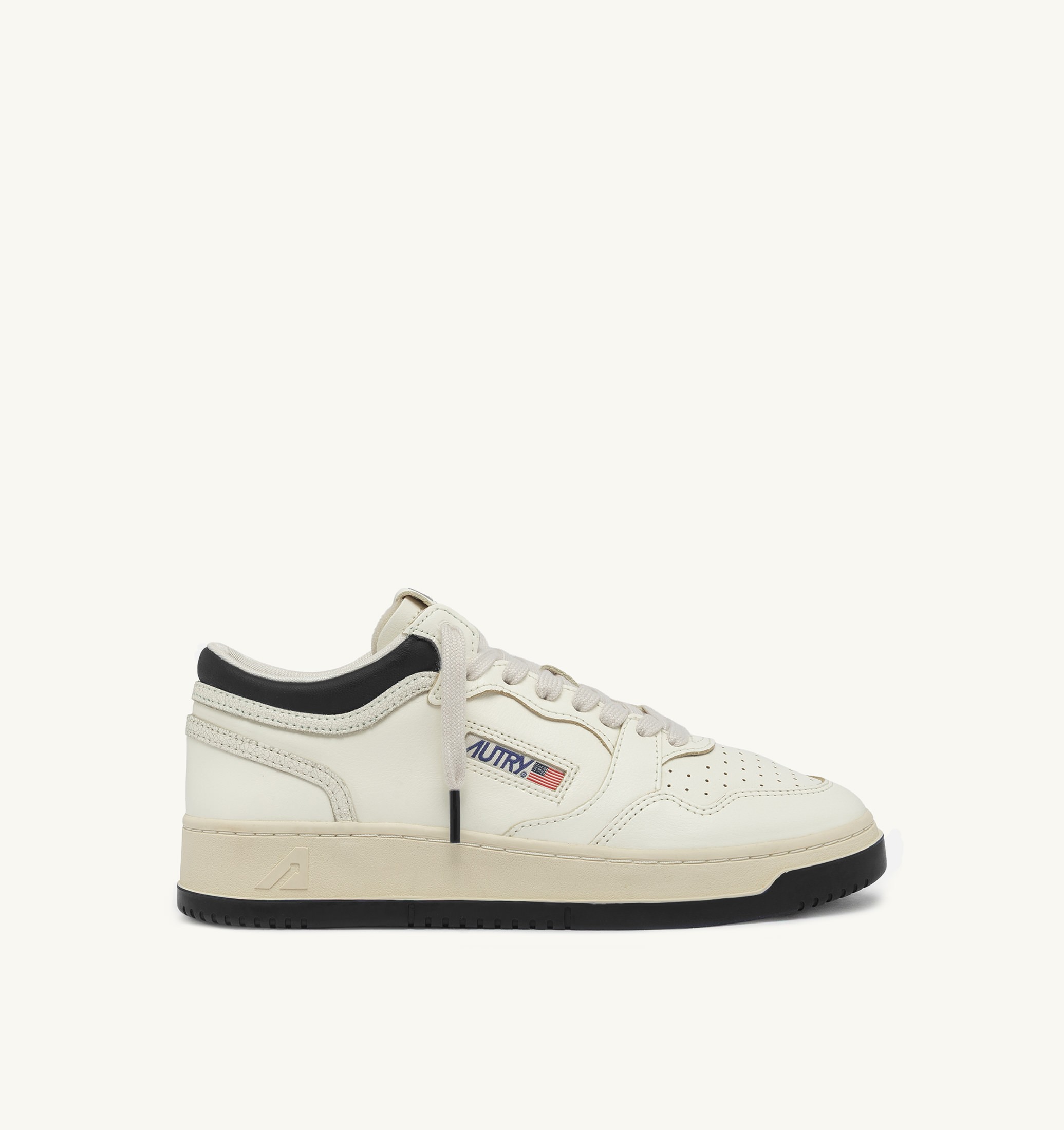 BASKETS MED-WAY EN CUIR COLORIS MARSHMALLOW ET NOIR