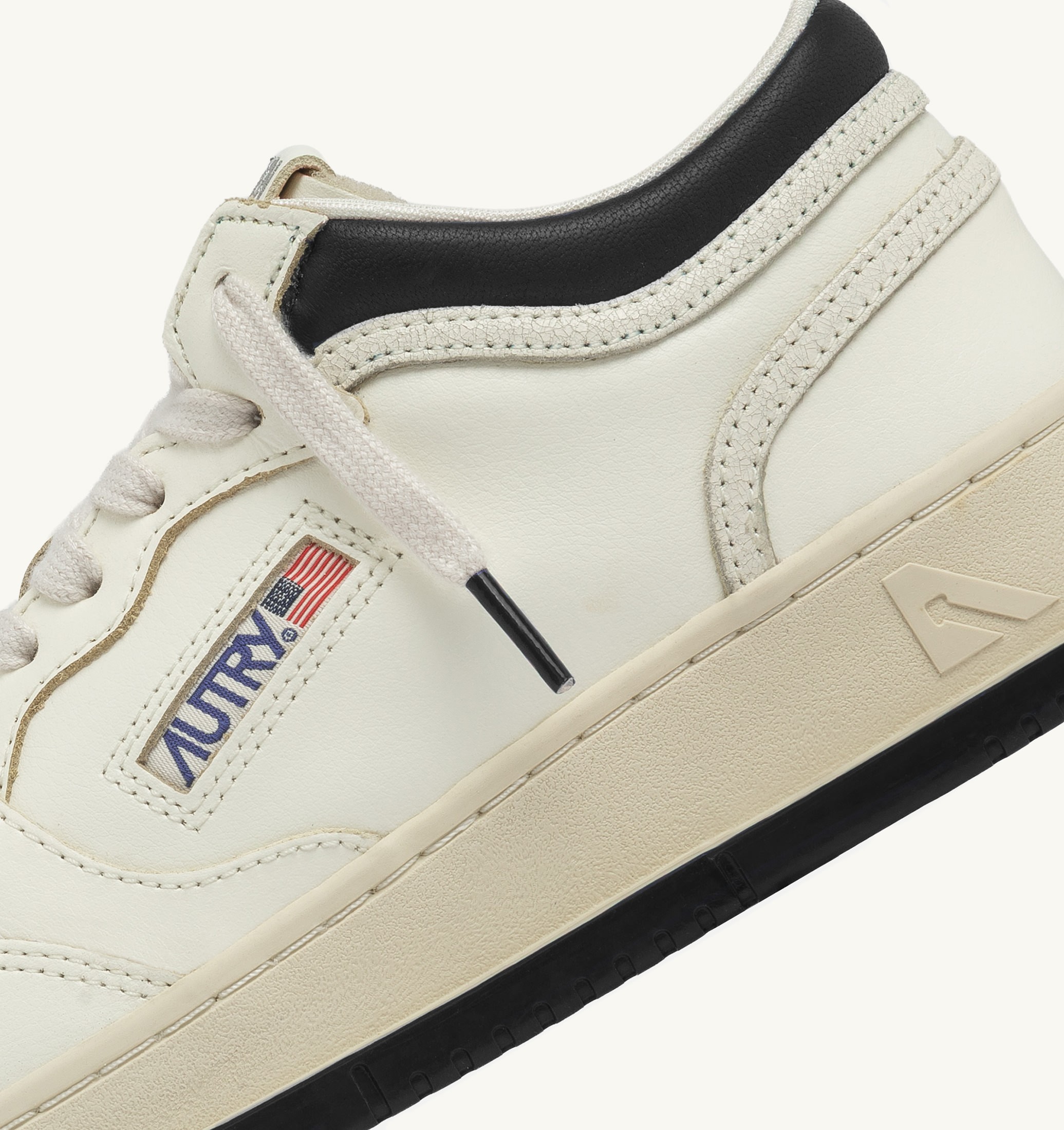 BASKETS MED-WAY EN CUIR COLORIS MARSHMALLOW ET NOIR