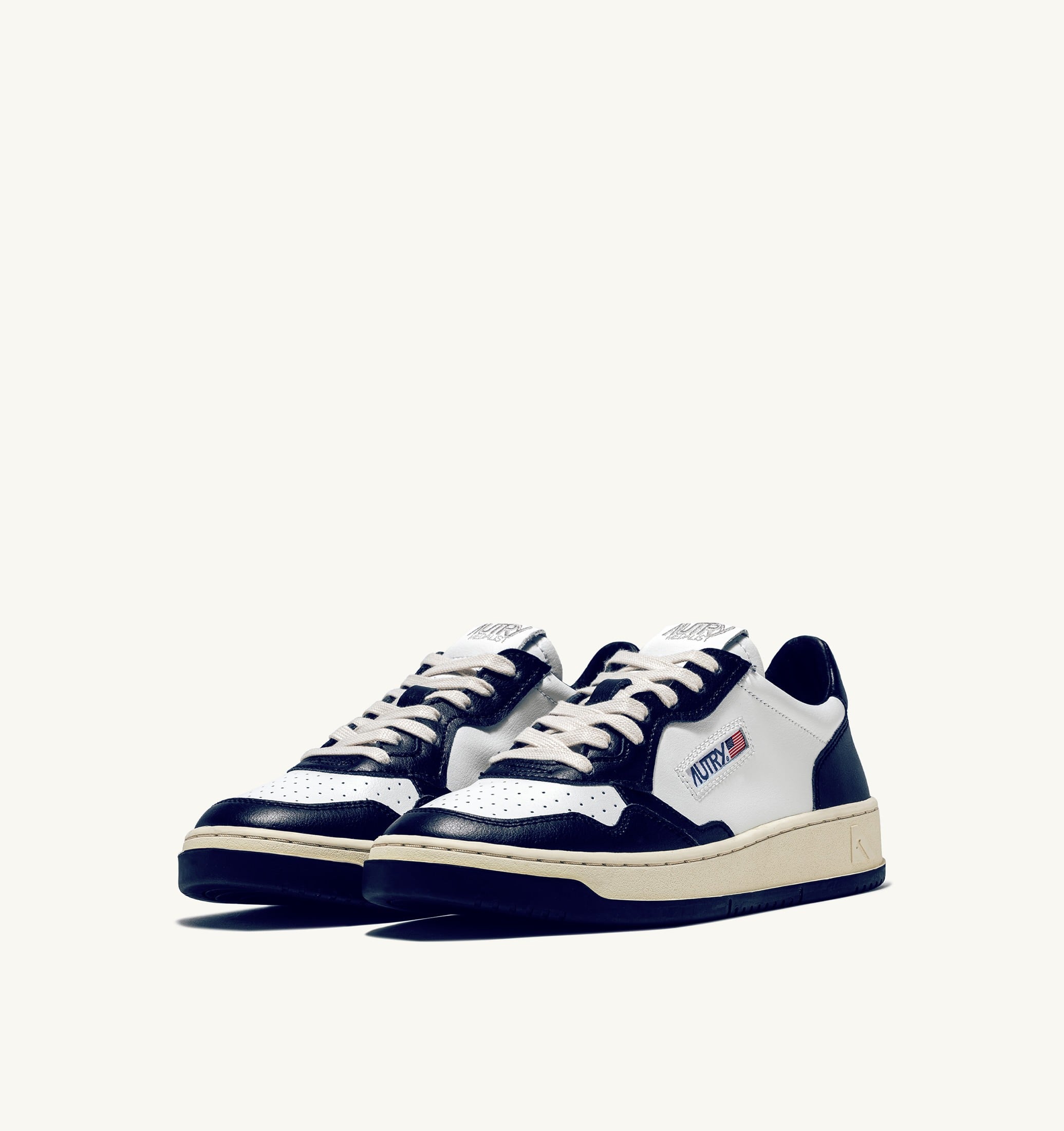 BASKETS MEDALIST LOW BICOLORE EN CUIR BLANC ET BLEU