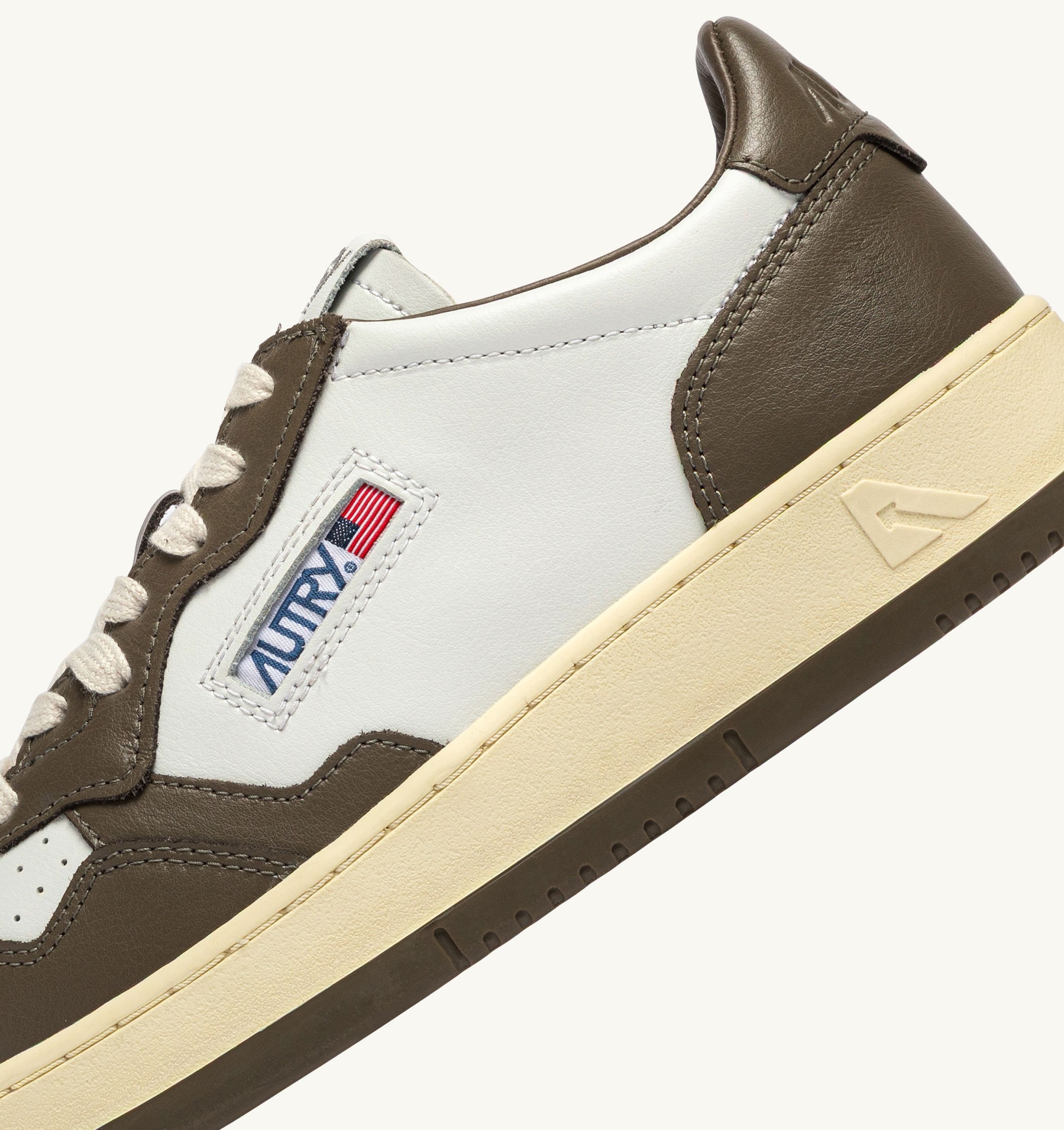 BASKETS MEDALIST LOW BICOLORE EN CUIR BLANC ET CHOCOLATE