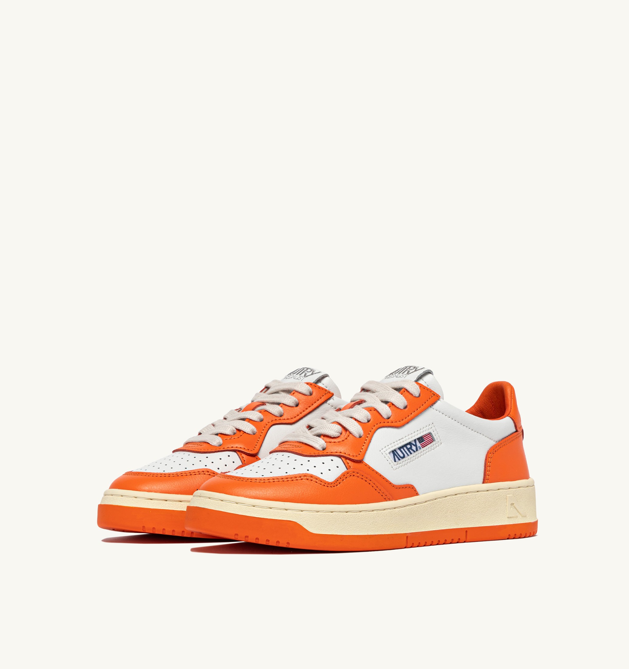 BASKETS MEDALIST LOW BICOLORE EN CUIR BLANC ET PARSIMMON ORANGE