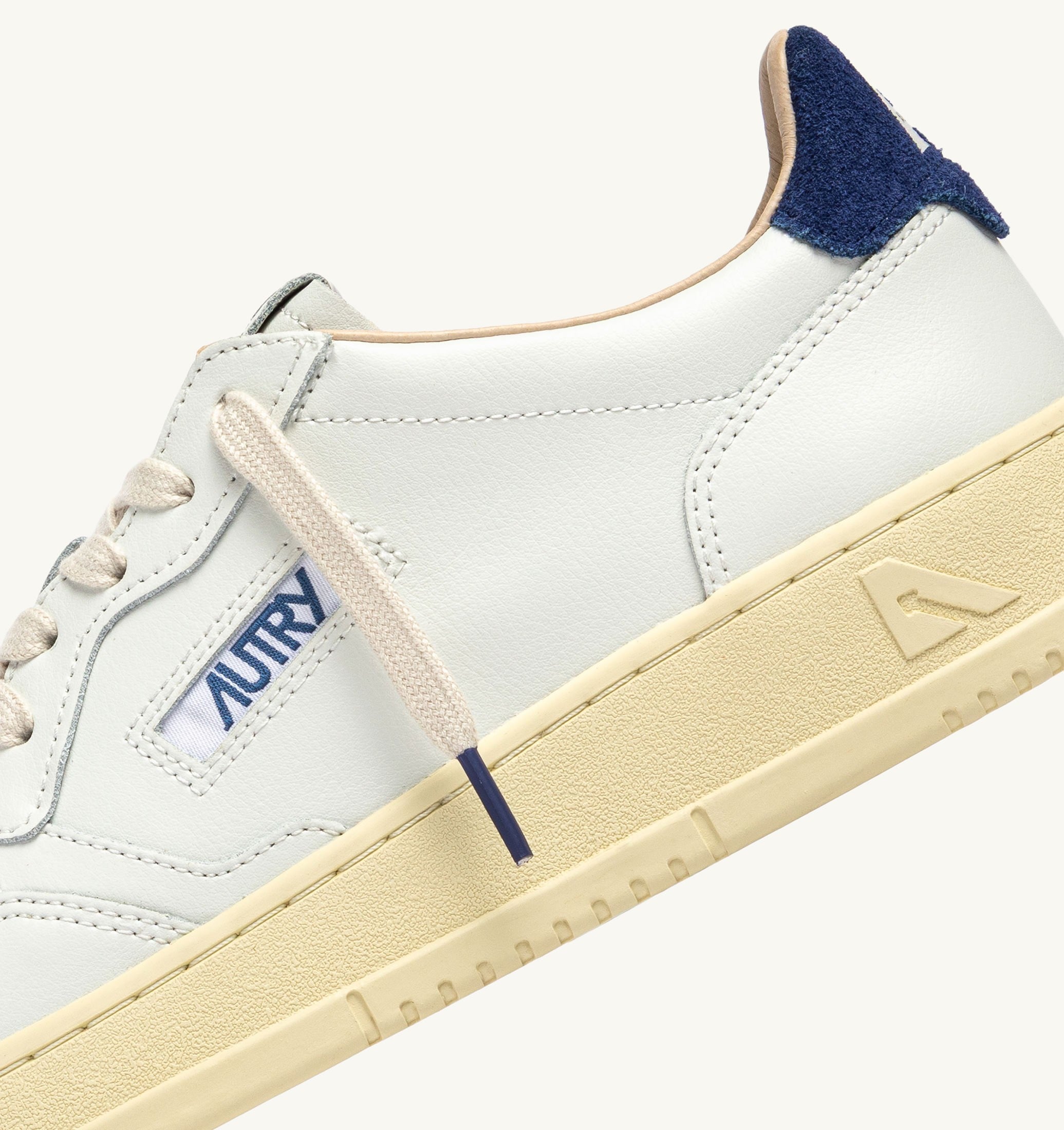 BASKETS MEDALIST LOW EN CUIR BLANC ET DAIM BLUE DEPTHS