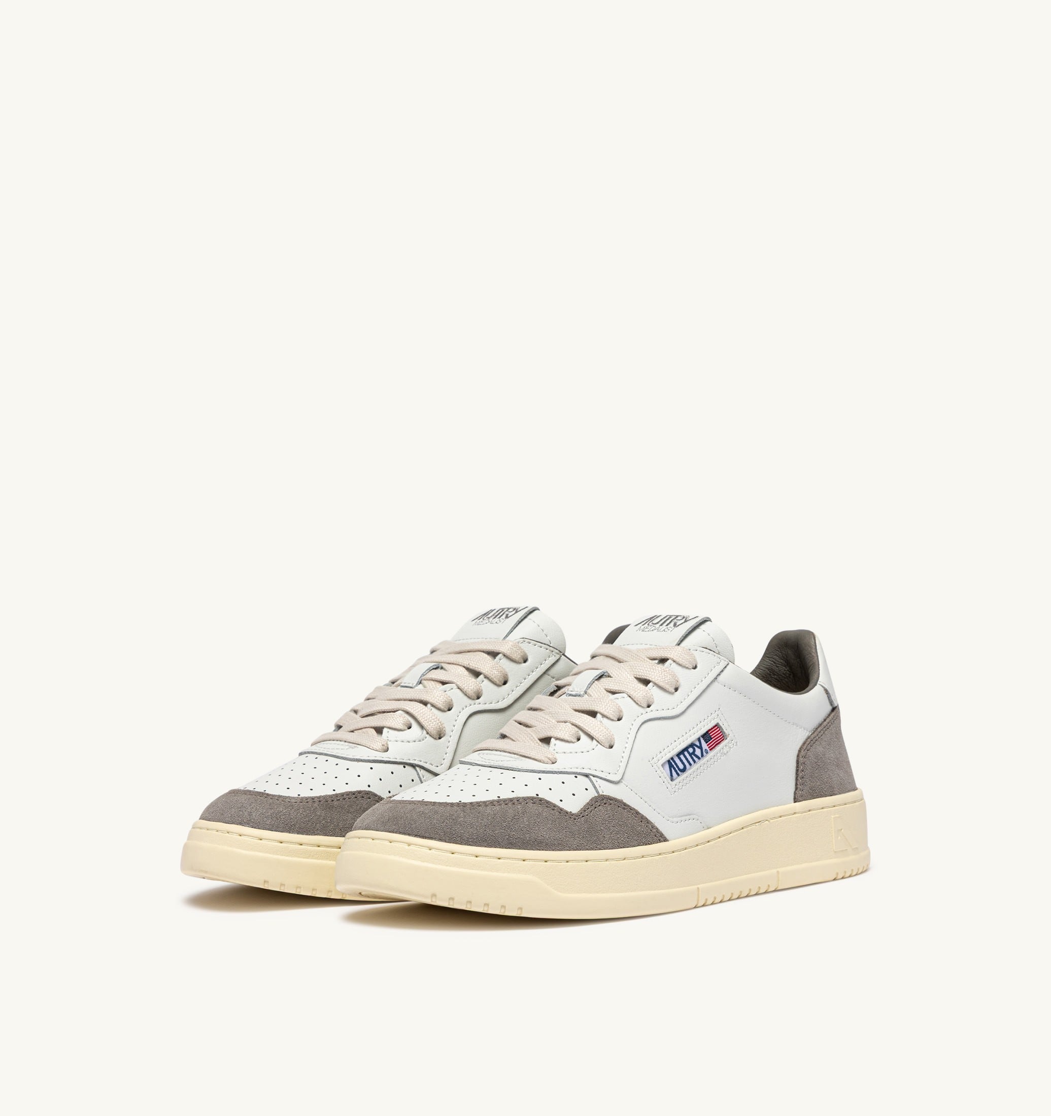 BASKETS MEDALIST LOW EN CUIR BLANC ET DAIM CIMENT