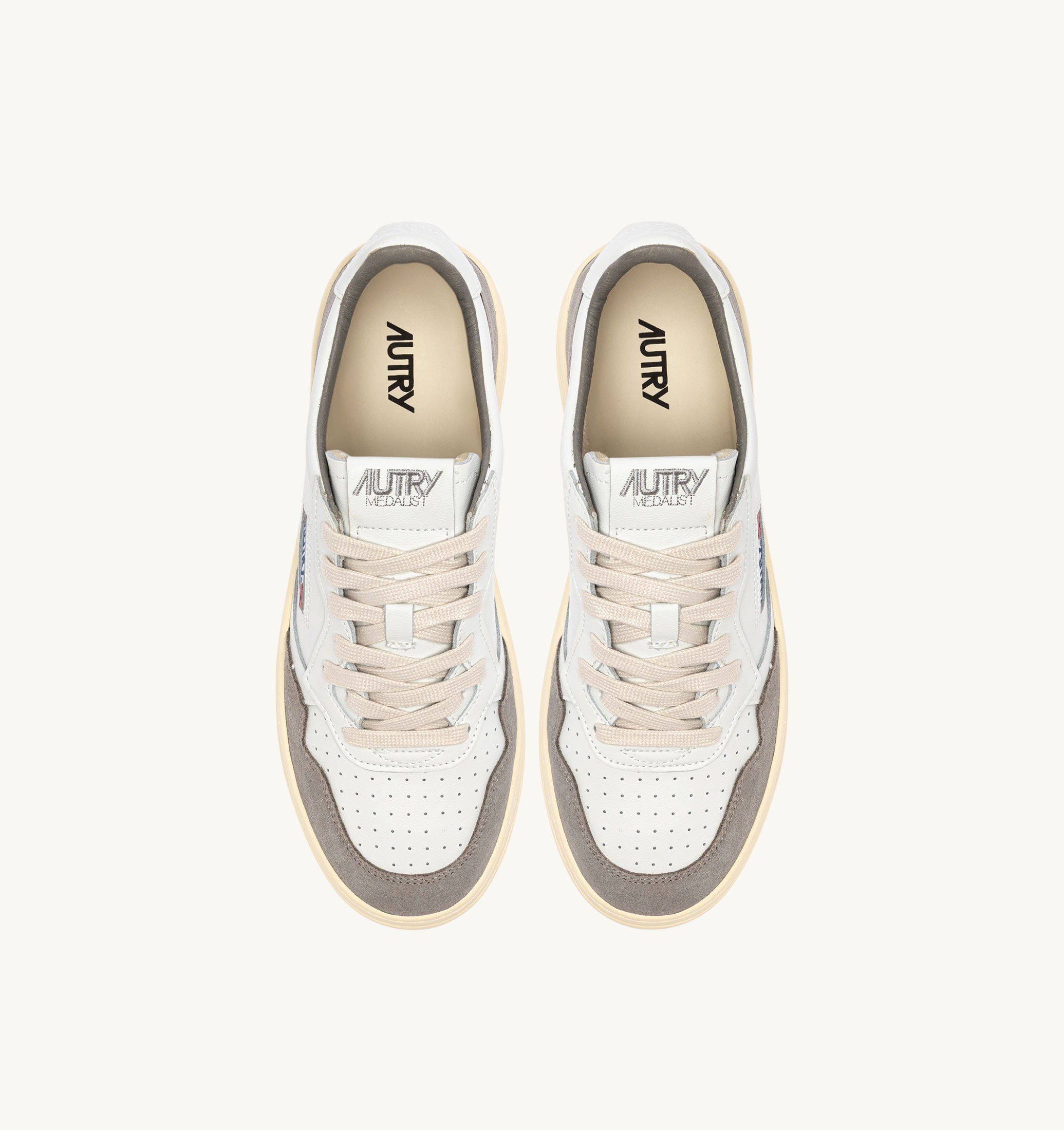 BASKETS MEDALIST LOW EN CUIR BLANC ET DAIM CIMENT