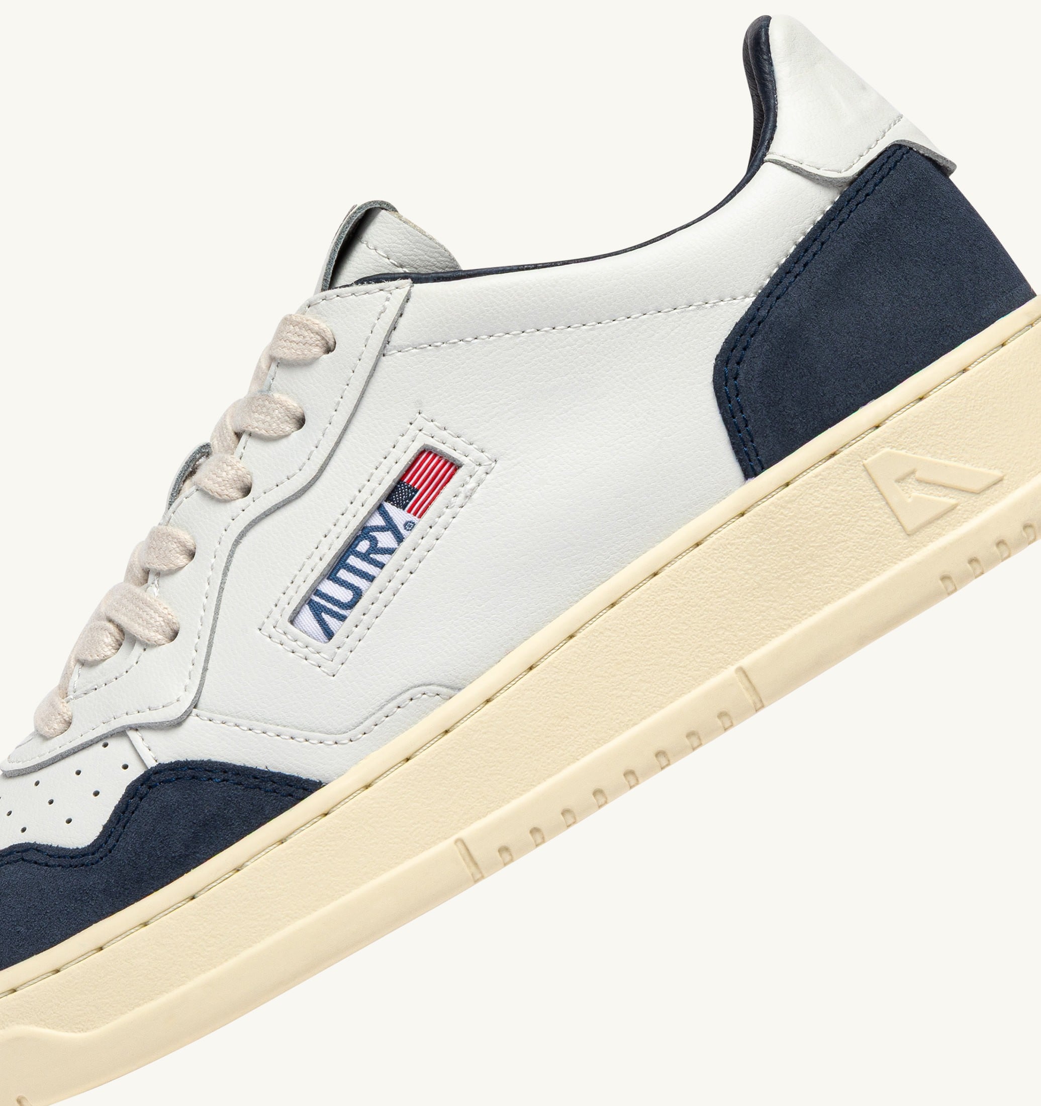 BASKETS MEDALIST LOW EN CUIR BLANC ET DAIM DENIM