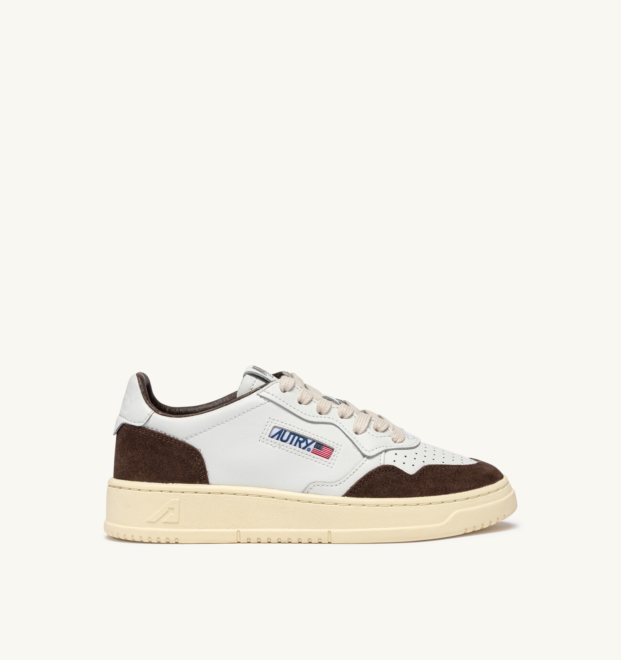 BASKETS MEDALIST LOW EN CUIR BLANC ET DAIM ACAJOU