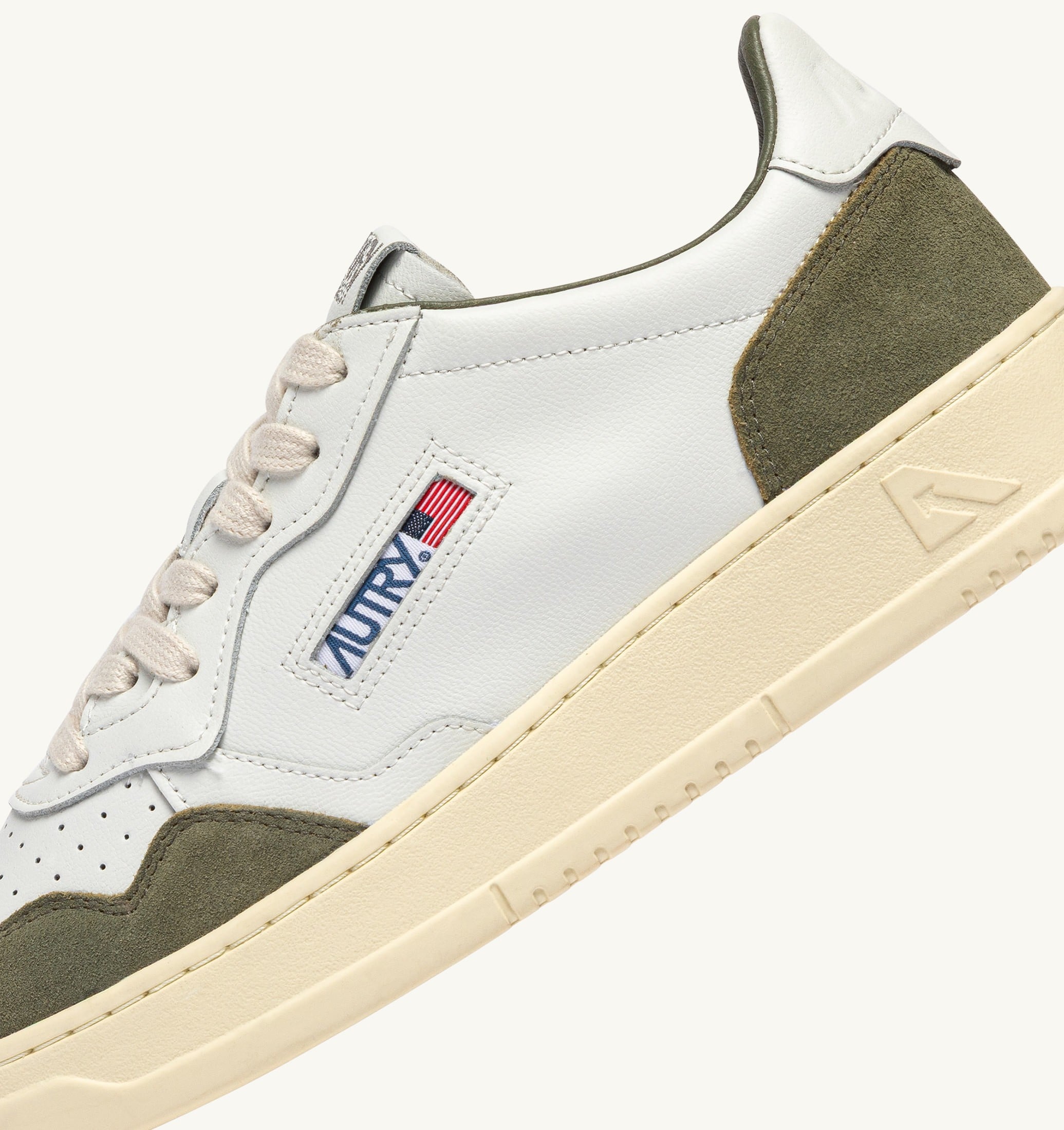 BASKETS MEDALIST LOW EN CUIR BLANC ET DAIM SMOKED GREEN