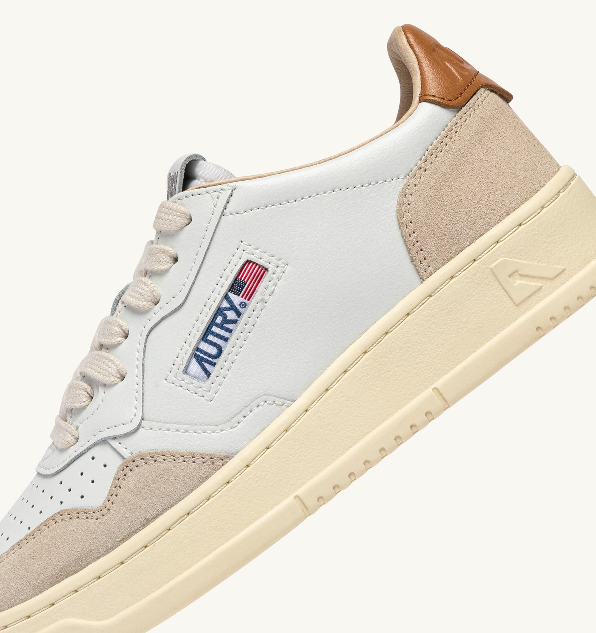 BASKETS MEDALIST LOW EN DAIM ET CUIR BLANC ET LION