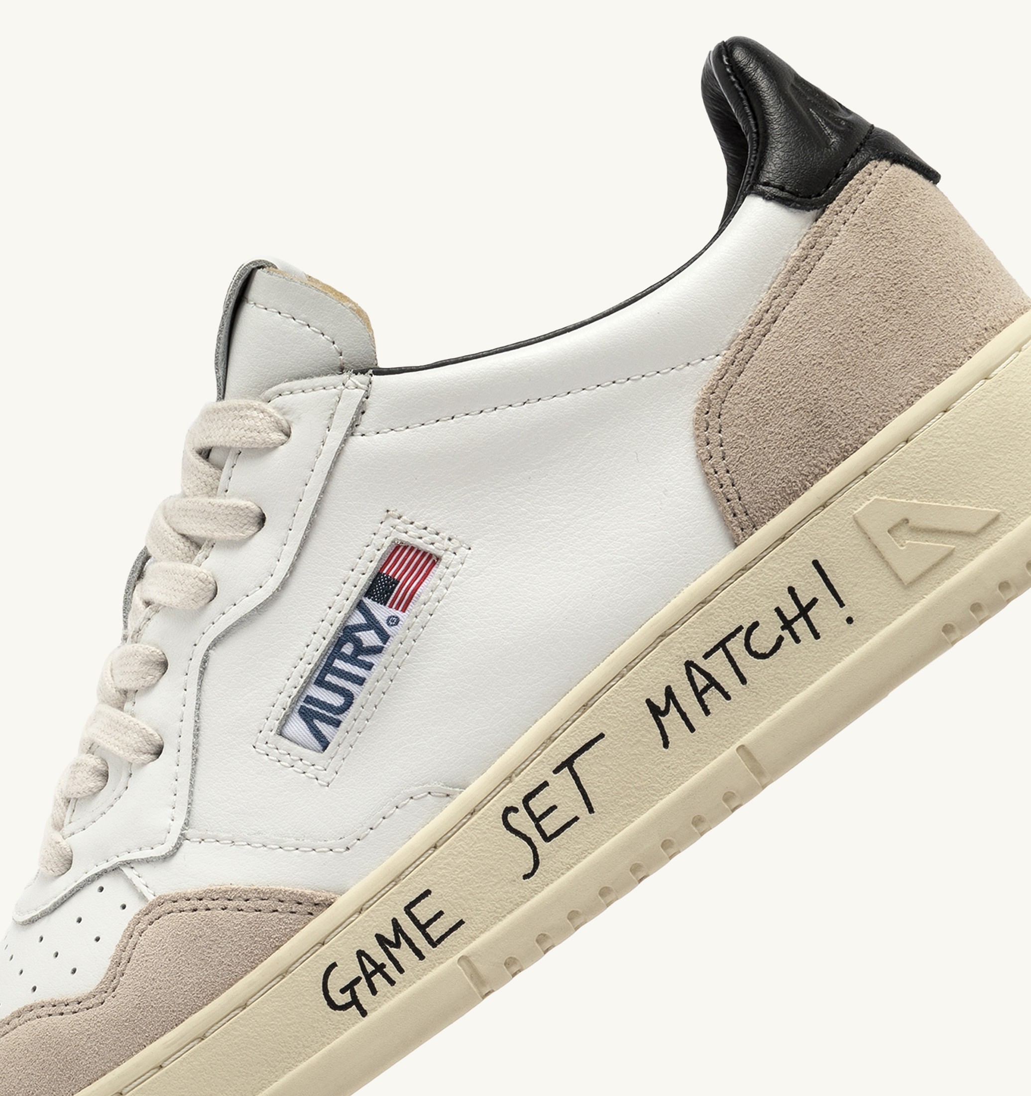 BASKETS MEDALIST LOW EN DAIM ET CUIR BLANC ET NOIR AVEC LETTERING