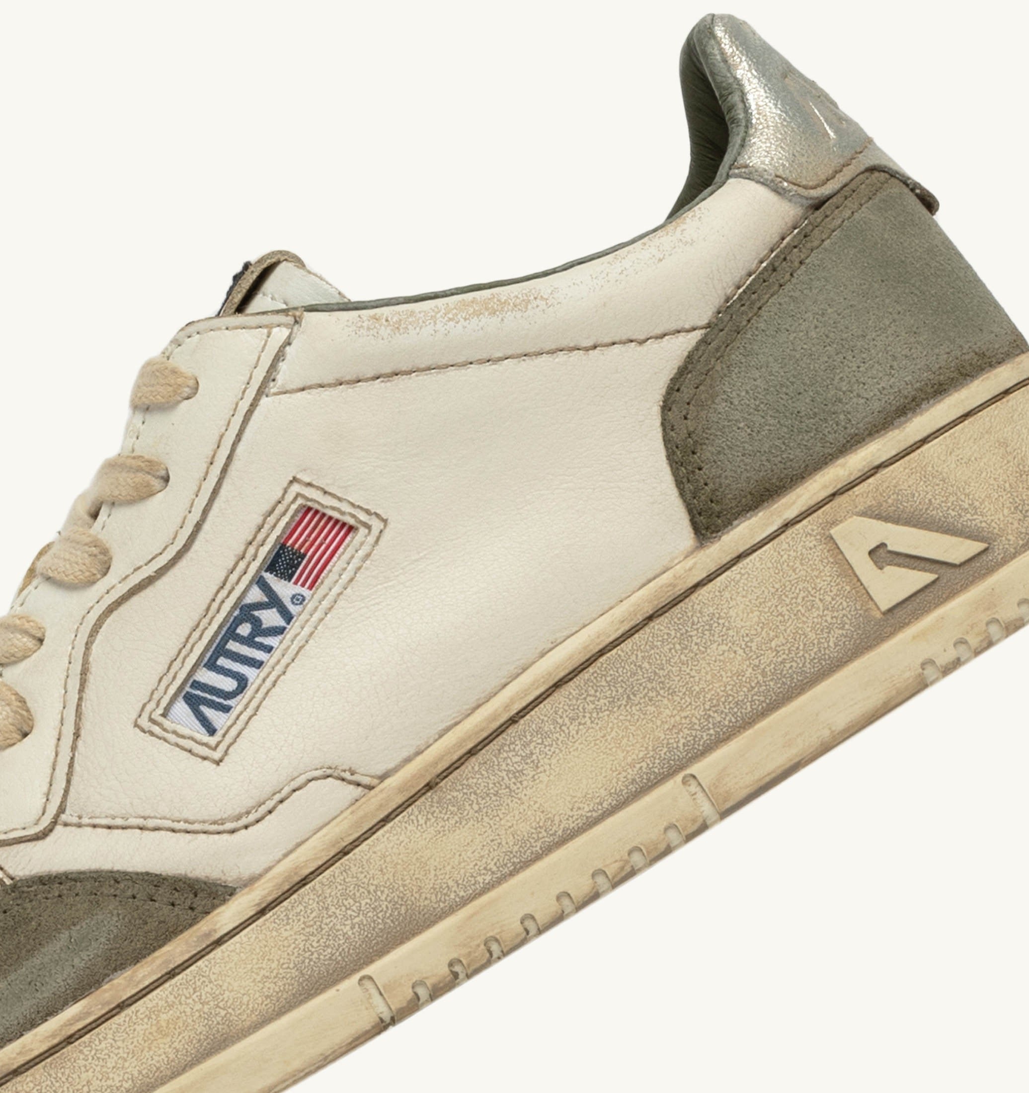 BASKETS MEDALIST LOW SUPER VINTAGE EN CUIR BLANC ET ARGENT ET DAIM LIZARD