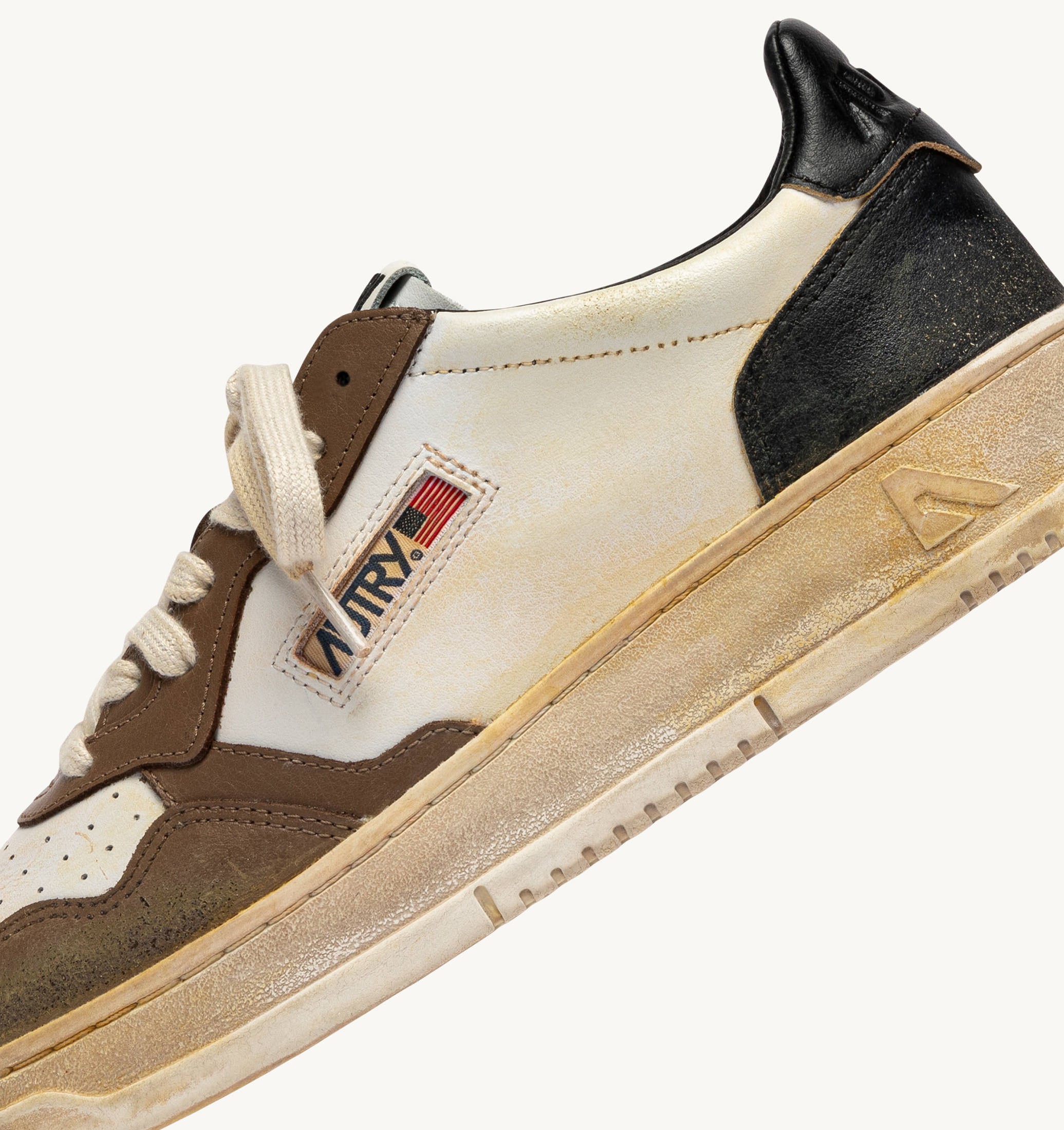 BASKETS MEDALIST LOW SUPER VINTAGE EN CUIR BLANC NOIR ET MALT MALL