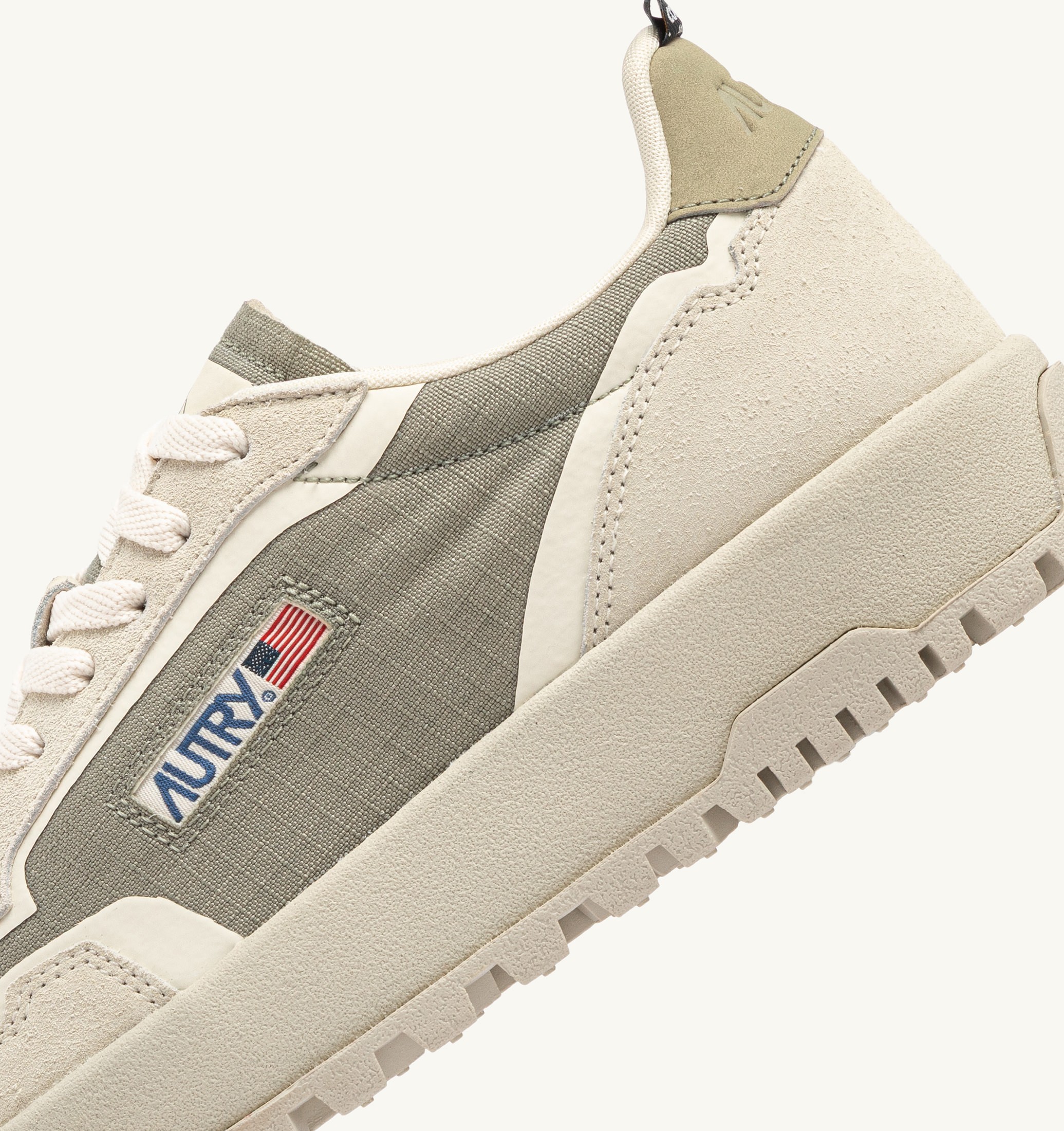 BASKETS WILDPACE LOW EN CORDURA ET DAIM ELM ET BLANC