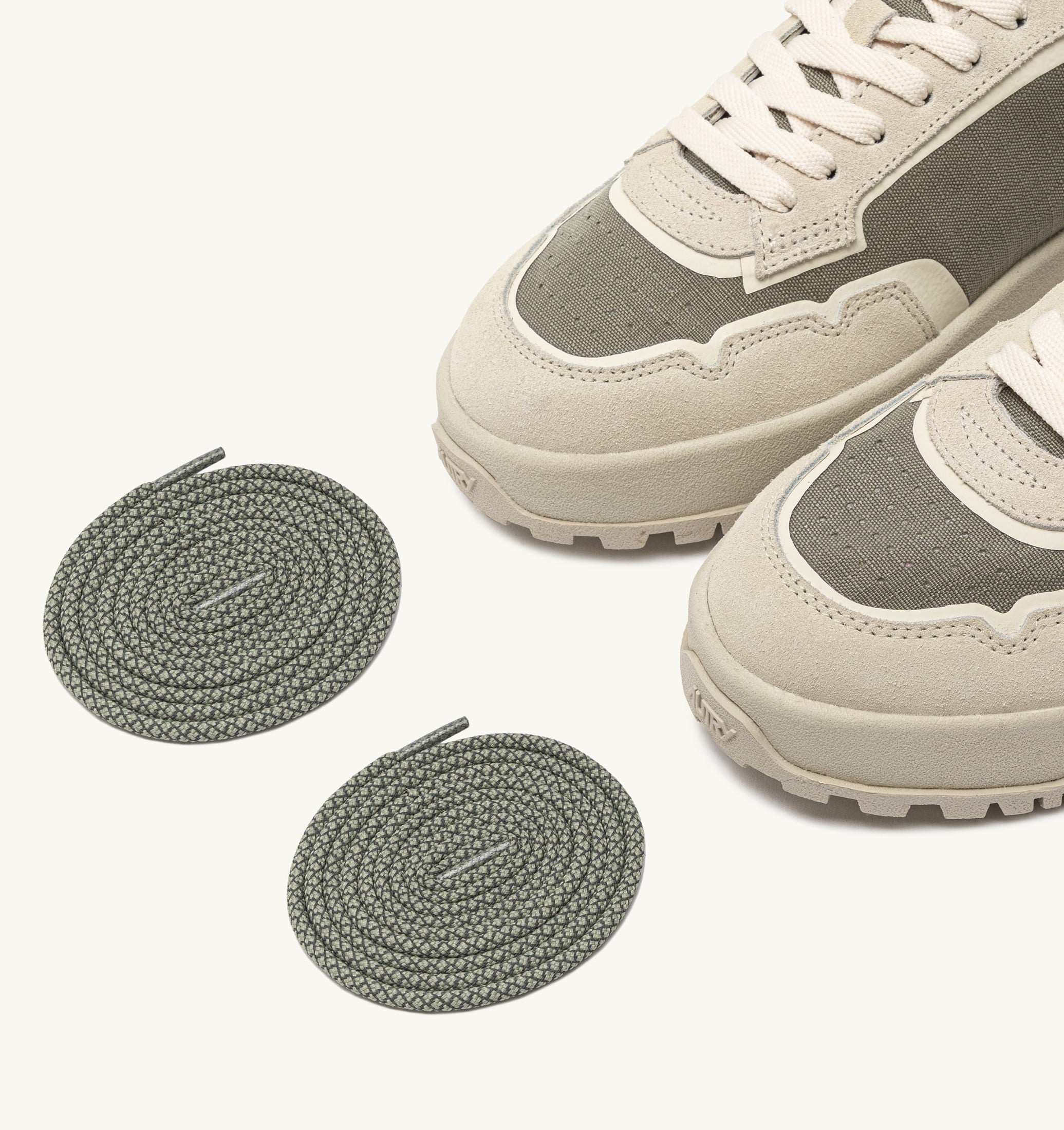 BASKETS WILDPACE LOW EN CORDURA ET DAIM ELM ET BLANC